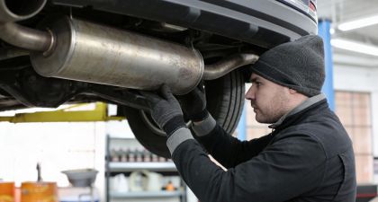 Kiedy wymienić tłumik? 5 objawów, które nie oszukają – praktyczny poradnik dla kierowców